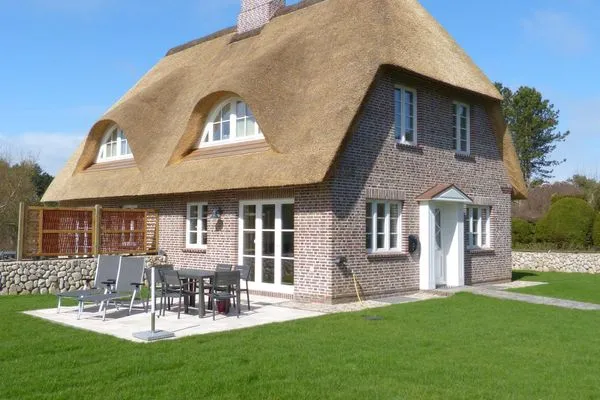 Ferienhaus Heidehüs mit Reetdach in Süddorf auf Amrum Heidehüs Friesenhaushälfte *Seepferdchen*