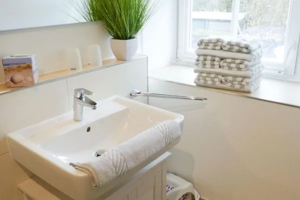 Badezimmer mit Fenster in der Ferienwohnung Seepferdchen in Süddorf auf Amrum Heidehüs Friesenhaushälfte *Seepferdchen*