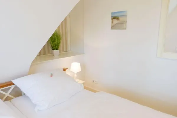 Schlafzimmer in der Ferienwohnung Seepferdchen in Süddorf auf Amrum Heidehüs Friesenhaushälfte *Seepferdchen*