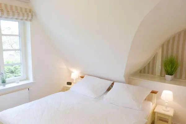 Doppelbettschlafzimmer in der Ferienwohnung Seepferdchen in Süddorf auf Amrum Heidehüs Friesenhaushälfte *Seepferdchen*