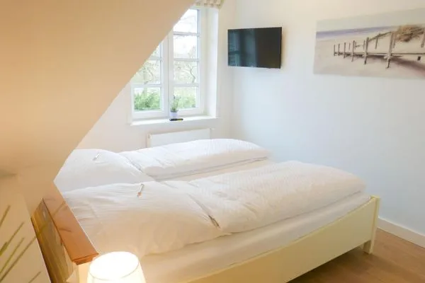 Doppelbettschlafzimmer in der Ferienwohnung Seepferdchen in Süddorf auf Amrum Heidehüs Friesenhaushälfte *Seepferdchen*