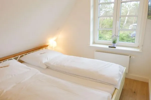 Schlafzimmer mit Doppelbett in der Ferienwohnung Seepferdchen in Süddorf auf Amrum Heidehüs Friesenhaushälfte *Seepferdchen*