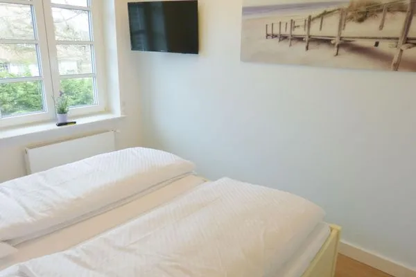 Doppelbettschlafzimmer in der Ferienwohnung Seepferdchen in Süddorf auf Amrum Heidehüs Friesenhaushälfte *Seepferdchen*