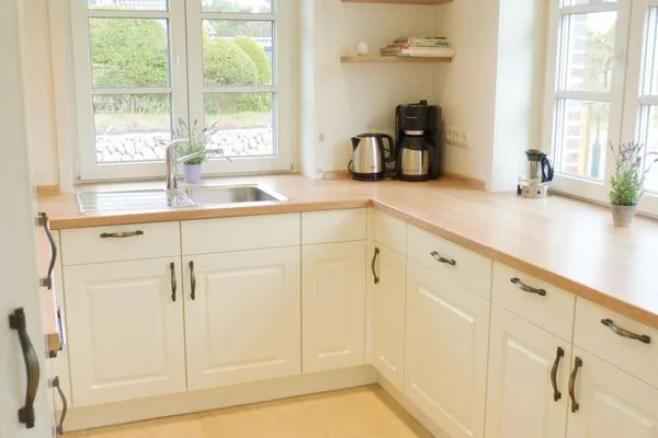 Küche mit Gartenblick in der Ferienwohnung Seepferdchen in Süddorf auf Amrum Heidehüs Friesenhaushälfte *Seepferdchen*