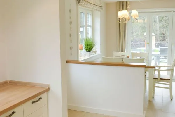 Esstisch mit Gartenblick in der Ferienwohnung Seepferdchen in Süddorf auf Amrum Heidehüs Friesenhaushälfte *Seepferdchen*