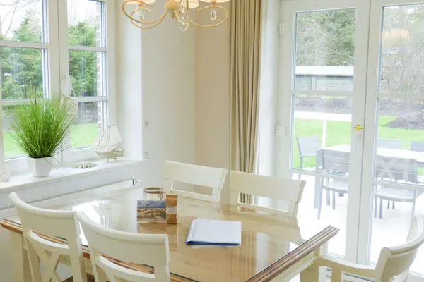 Esstisch in der Ferienwohnung Seepferdchen in Süddorf auf Amrum Heidehüs Friesenhaushälfte *Seepferdchen*