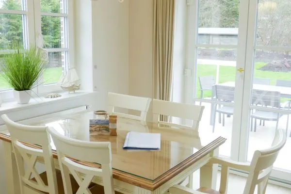 Esstisch in der Ferienwohnung Seepferdchen in Süddorf auf Amrum Heidehüs Friesenhaushälfte *Seepferdchen*