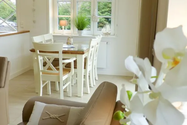 Esstisch in der Ferienwohnung Seepferdchen in Süddorf auf Amrum Heidehüs Friesenhaushälfte *Seepferdchen*