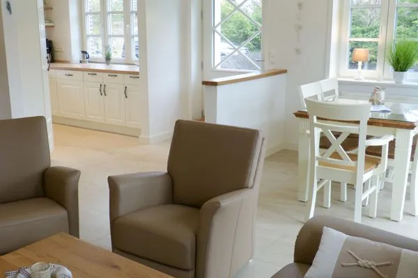 Blick in die Küche in der Ferienwohnung Seepferdchen in Süddorf auf Amrum Heidehüs Friesenhaushälfte *Seepferdchen*