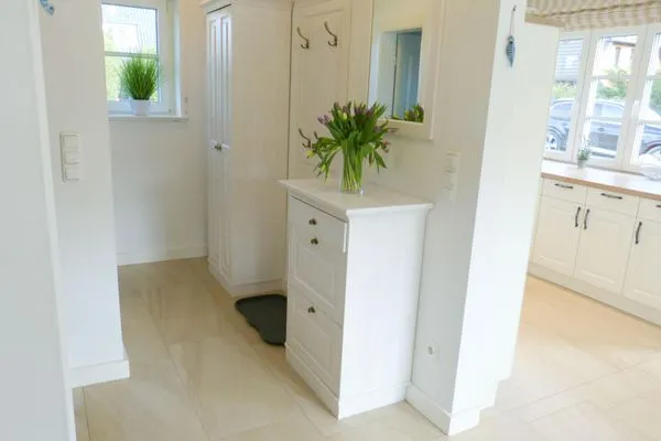 Eingangsbereich mit Garderobe in der Ferienwohnung Seepferdchen in Süddorf auf Amrum Heidehüs Friesenhaushälfte *Seepferdchen*