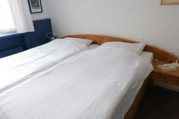 Doppelbettschlafzimmer in der Ferienwohnung Reetblick in Norddorf auf Amrum Haus Pesel Ferienwohnung *Reetblick*