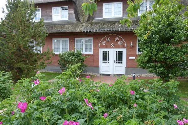 Hausfassade des Ferienhaus Pesel mit Reetdach in Norddorf auf Amrum Haus Pesel Ferienwohnung *Reetblick*