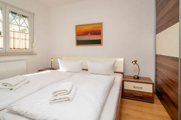 Schlafzimmer mit Doppelbett  Villa Carpe Diem - Wohnung 2