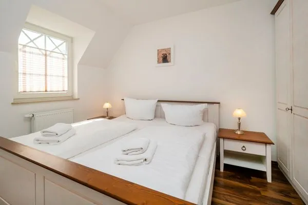 Schlafzimmer mit Doppelbett  Villa Carpe Diem Wohnung 6