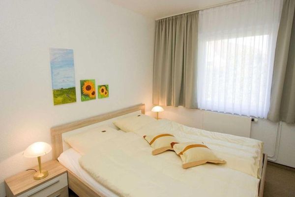  Ferienwohnung Kleine Krabbe 1 Neuharlingersiel - Schlafzimmer