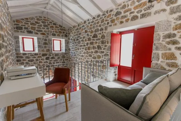 Schlafempore über dem Wohnzimmer  Athina-Apea Villas