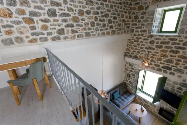 Schlafempore über dem Wohnzimmer  Ermis-Apea Villas