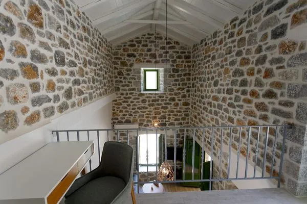 Schlafempore über dem Wohnzimmer  Ermis-Apea Villas