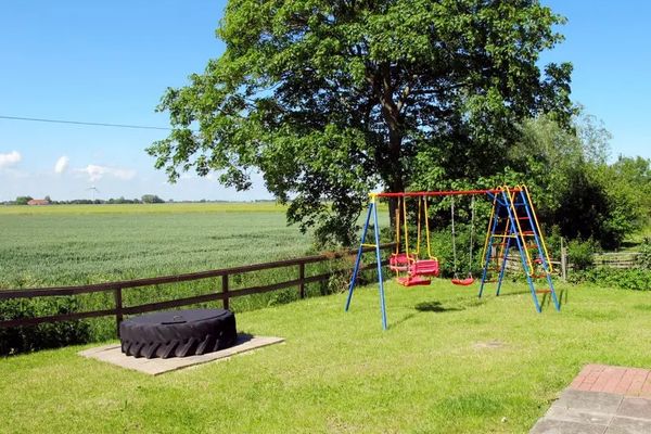  Ferienhaus " Alte Grundschule Berdum" Berdum - Gartenblick