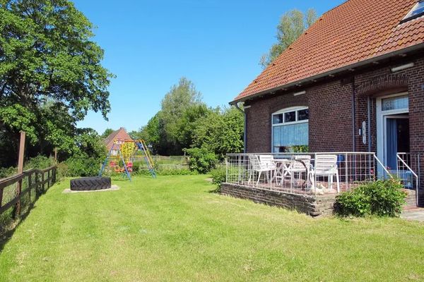  Ferienhaus " Alte Grundschule Berdum" Berdum - Gartenblick
