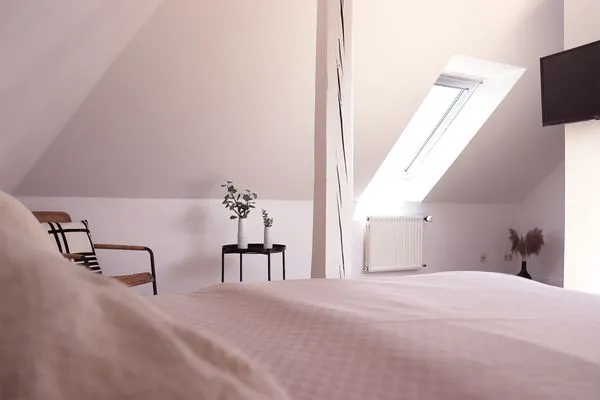 Doppelbett mit TV  Dachgeschoss Ferienunterkunft ohne Küche in Strandnähe - Ideal für Kurztrips