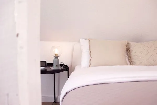 Doppelbett mit Kissen  Kostengünstige & charmante Ferienunterkunft ohne Küche und in Strandnähe - inkl. Fahrradunterstellplatz