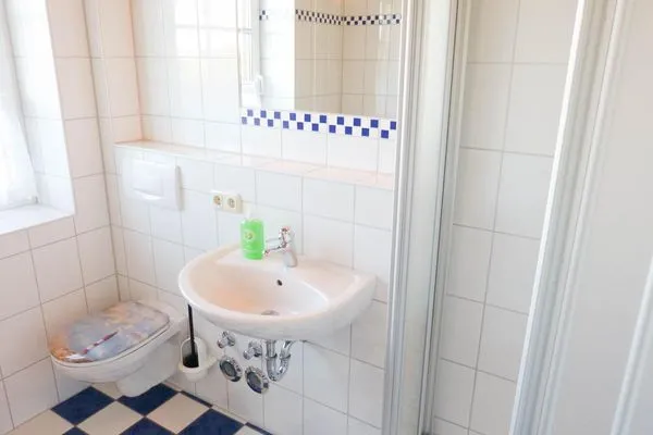 Waschbecken und WC in der Ferienwohnung At Nuurdlacht in Nebel auf Amrum Haus Nordlicht Ferienwohnung *At Nuurdlacht*