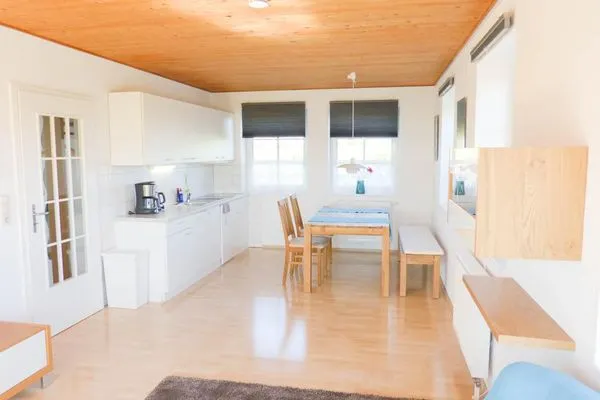 Küchenzeile uns Esstisch in der Ferienwohnung At Nuurdlacht in Nebel auf Amrum Haus Nordlicht Ferienwohnung *At Nuurdlacht*