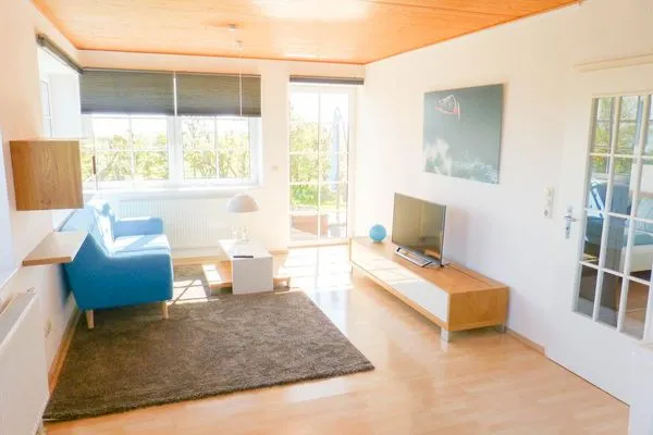 Sofa und TV Bank in der Ferienwohnung At Nuurdlacht in Nebel auf Amrum Haus Nordlicht Ferienwohnung *At Nuurdlacht*