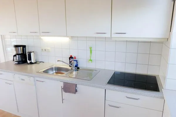 Küche mit Ceranfeld in der Ferienwohnung At Nuurdlacht in Nebel auf Amrum Haus Nordlicht Ferienwohnung *At Nuurdlacht*