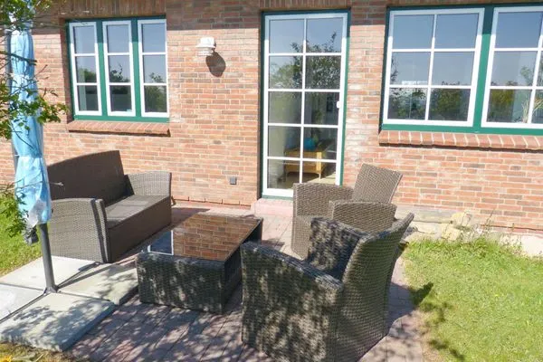 Terrasse mit Möbeln an der Ferienwohnung At Nuurdlacht in Nebel auf Amrum Haus Nordlicht Ferienwohnung *At Nuurdlacht*