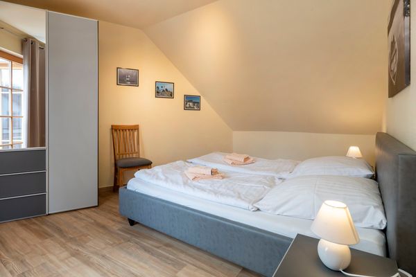 Ferienpark Freesenbruch Wohnung 4.6 - Boddenblick Ostseeheilbad Zingst - Schlafzimmer mit Doppelbett