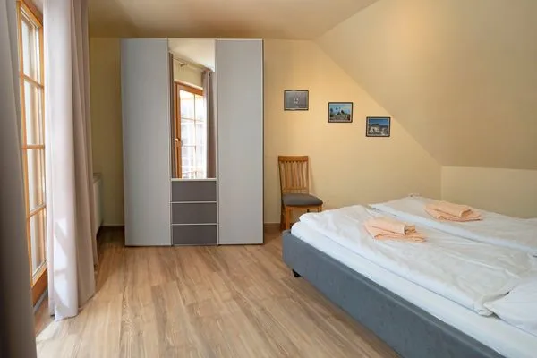 Schlafzimmer mit Doppelbett Ferienpark Freesenbruch Wohnung 4.6 - Boddenblick