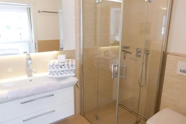 Badezimmer der Ferienwohnung GreenWaanang in Nebel auf Amrum Hüs Letj Warft Ferienwohnung „Green Waanang"