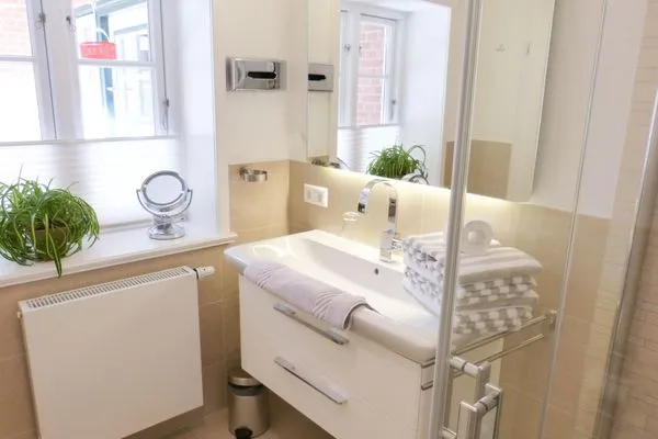 Badezimmer der Ferienwohnung Green Waanang in Nebel auf Amrum Hüs Letj Warft Ferienwohnung „Green Waanang"