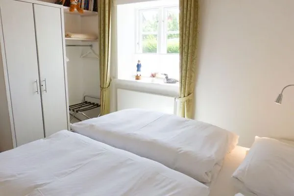 Schlafzimmer der Ferienwohnung Green Waanang in Nebel auf Amrum Hüs Letj Warft Ferienwohnung „Green Waanang"