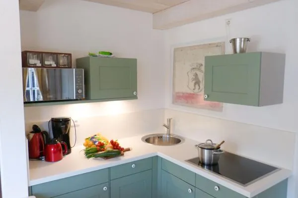 Küchenbereich der Ferienwohnung Green Waanang in Nebel auf Amrum Hüs Letj Warft Ferienwohnung „Green Waanang"