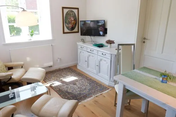 Wohnbereich der Ferienwohnung Green Waanang in Nebel auf Amrum Hüs Letj Warft Ferienwohnung „Green Waanang"