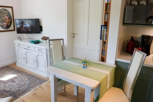 Wohnbereich der Ferienwohnung Green Waanang in Nebel auf Amrum Hüs Letj Warft Ferienwohnung „Green Waanang"