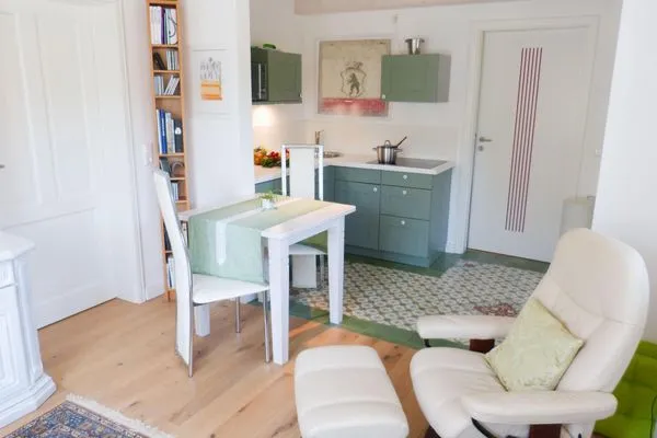 Wohnbereich der Ferienwohnung Green Waanang in Nebel auf Amrum Hüs Letj Warft Ferienwohnung „Green Waanang"