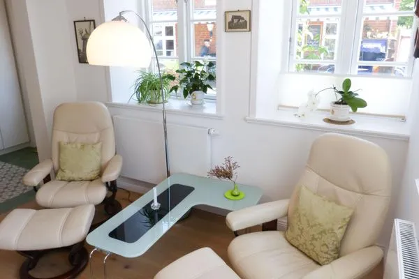 Wohnbereich der Ferienwohnung Green Waanang in Nebel auf Amrum Hüs Letj Warft Ferienwohnung „Green Waanang"