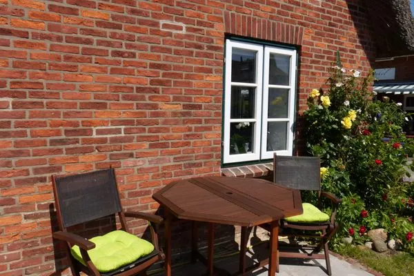 Terrasse der Ferienwohnung Green Waanang in Nebel auf Amrum Hüs Letj Warft Ferienwohnung „Green Waanang"