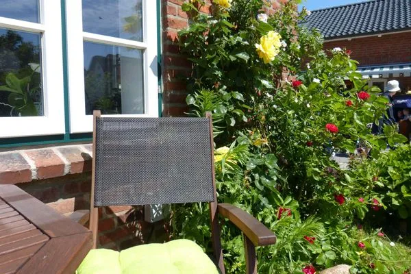Terrasse der Ferienwohnung Green Waanang in Nebel auf Amrum Hüs Letj Warft Ferienwohnung „Green Waanang"