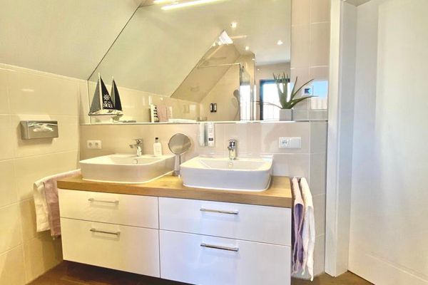 Dünenhaus Ferienwohnung - De Düün Sess Wangerooge - Das obere Badezimmer.