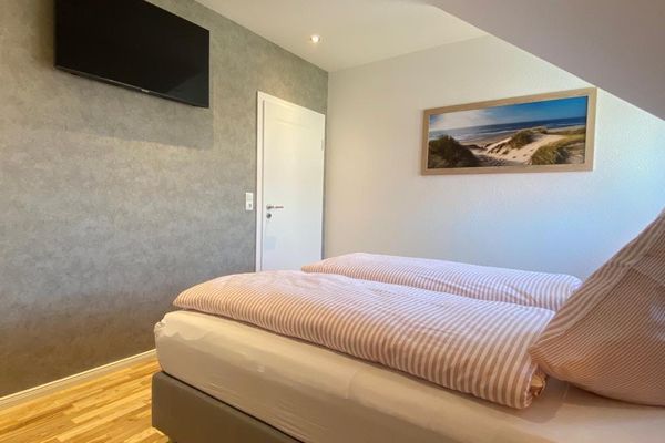 Dünenhaus Ferienwohnung - De Düün Sess Wangerooge - KKeine Angst, der TV hat eine Schlummerfunktion.