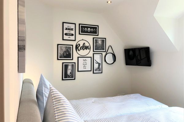 Dünenhaus Ferienwohnung - De Düün Sess Wangerooge - Schlafzimmer mit Motto´s.