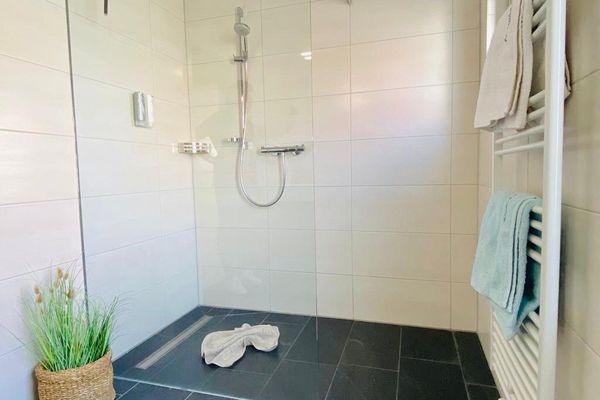 Dünenhaus Ferienwohnung - De Düün Een Wangerooge - Platz satt. Da kann man auch zu zweit bequem duschen.