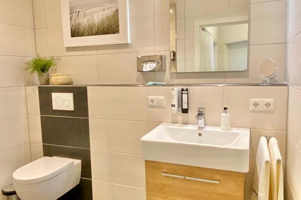 Dünenhaus Ferienwohnung - De Düün Twee Wangerooge - Das Bad, warm und hell.