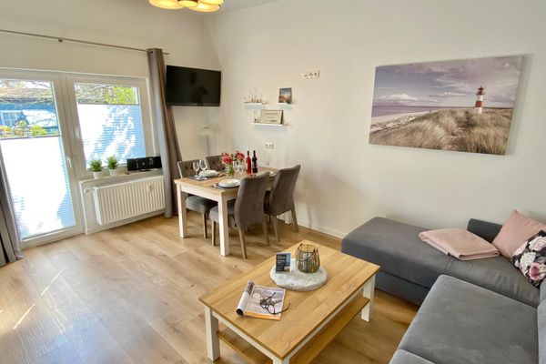 Dünenhaus Ferienwohnung - De Düün Veer Wangerooge - Das Wohnzimmer. Essbereich und Sitzecke. Herrlich zum entspannen.