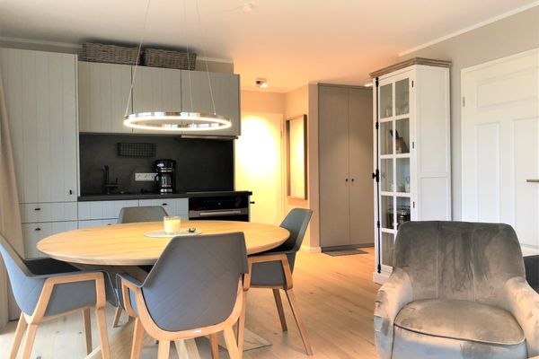 Lindenhof Ferienwohnung Strandmuschel Wangerooge - Essbereich und Küchenzeile.